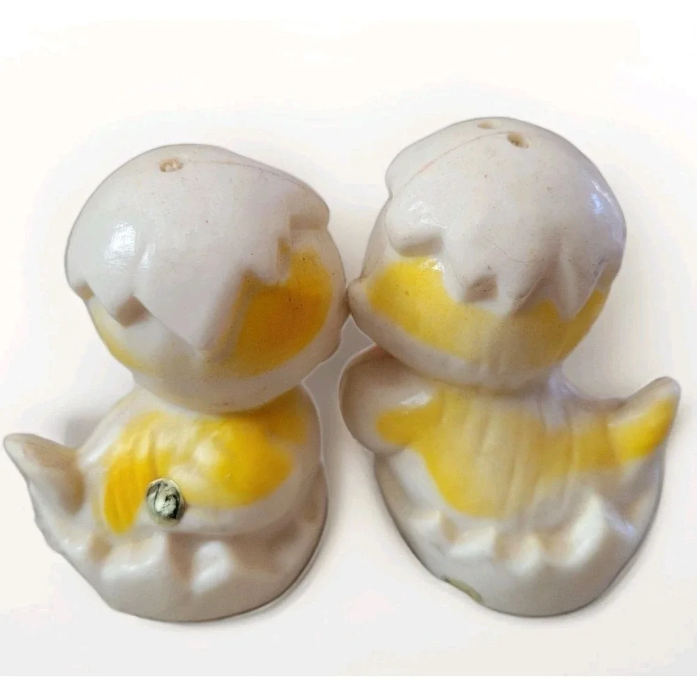 vintage plastic baby chicks salt & pepper shakers, cute‎ kitchen decor items